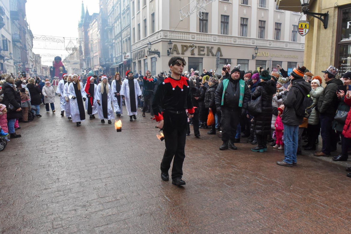 Orszak Trzech Króli 2025 w Toruniu: Kopernik towarzyszył Mędrcom ze Wschodu. Zdjęcia ze starówki