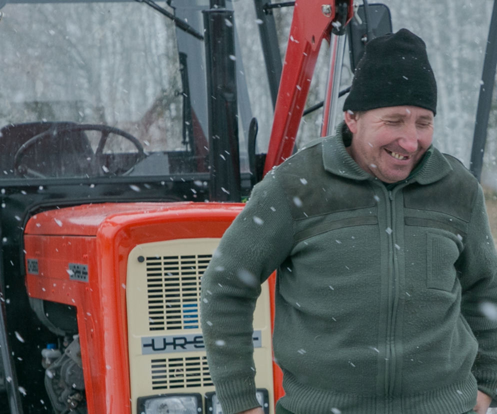 Rolnicy. Podlasie. Andrzej Onopiuk jest zadowolony z odnowionego ciągnika