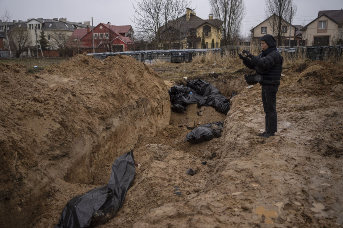 Wojna na Ukrainie. Ujawniono zdjęcia satelitarne ogromnego, masowego grobu w Buczy