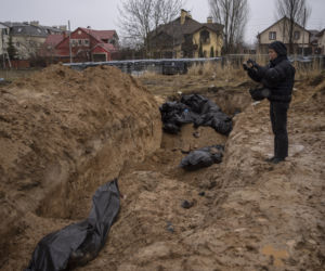 Wojna na Ukrainie. Ujawniono zdjęcia satelitarne ogromnego, masowego grobu w Buczy