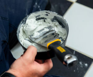 Jak poprawnie usunąć starą fugę i silikon oraz nałożyć nowy? Murator Remontuje