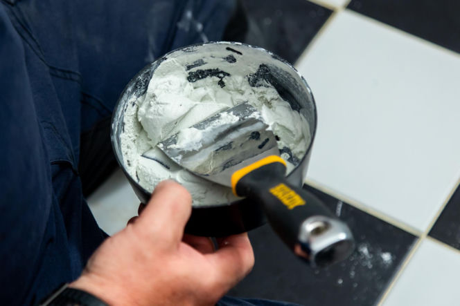 Jak poprawnie usunąć starą fugę i silikon oraz nałożyć nowy? Murator Remontuje