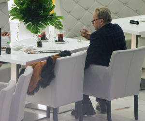 Daniel Olbrychski z żoną na Sushi, ona je on pije