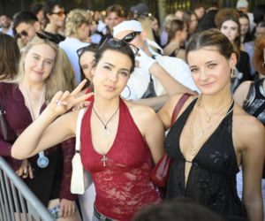 Fani w upale czekają na koncert The Weeknd. Tłumy w Warszawie