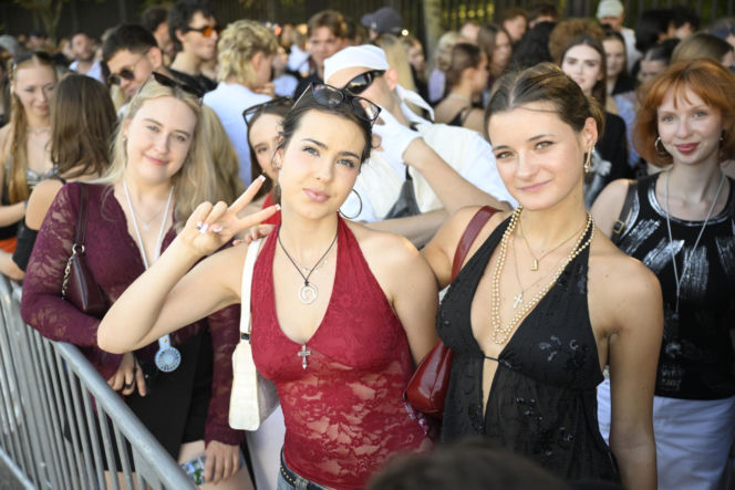 Fani w upale czekają na koncert The Weeknd. Tłumy w Warszawie