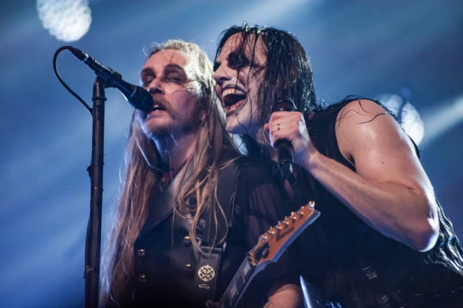 Skrupulatnie wyreżyserowany groteskowy spektakl okraszony nutą surrealizmu – Avatar zawładną Warszawą [RELACJA]