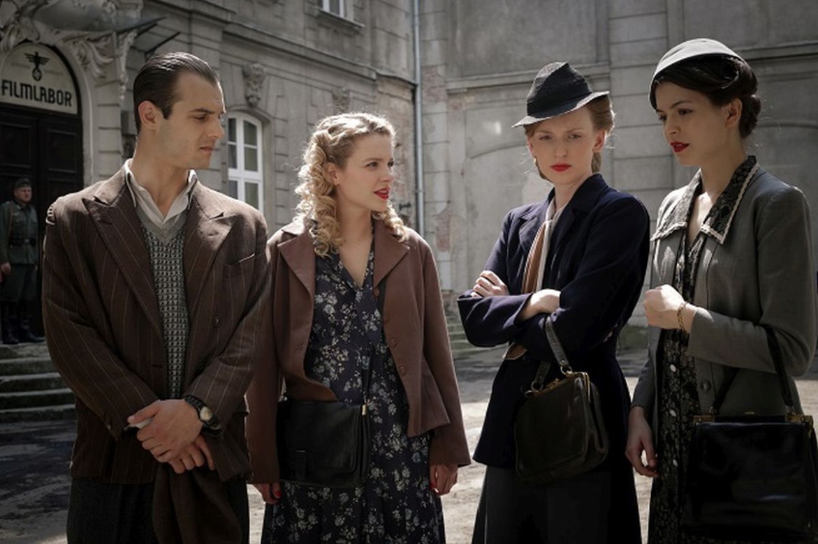 Wojenne dziewczyny 5 sezon. Ewa (Vanessa Aleksander), Sońka (Mateusz Rzeźniczak), Magda (Karolina Rzepa), Nitka (Maja Szopa)