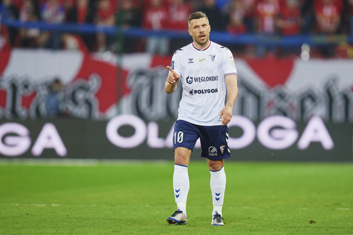 Lukas Podolski żegna Andresa Iniestę