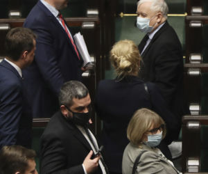  Sejm głosuje a Kaczyński szpera w ...