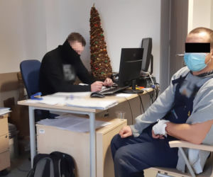 Bezlitośni handlarze choinek. Wybite szyby i... groźby z piłą motorową! 