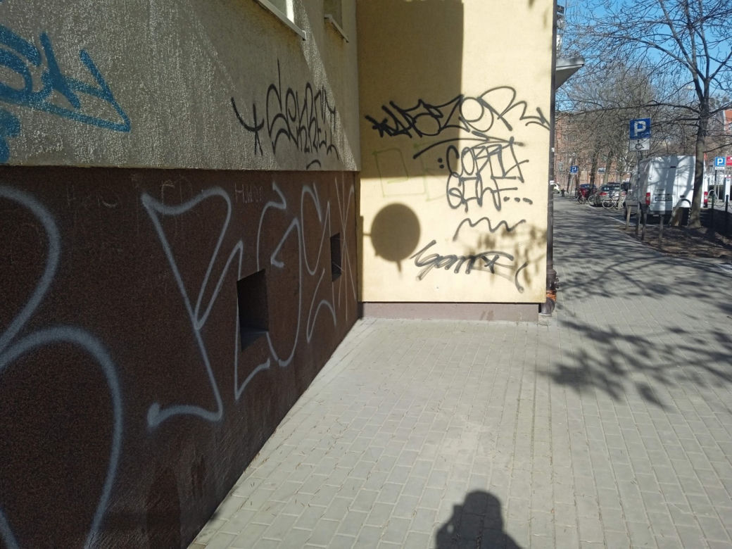 Wandale na Jeżycach w Poznaniu poniszczyli elewacje budynków