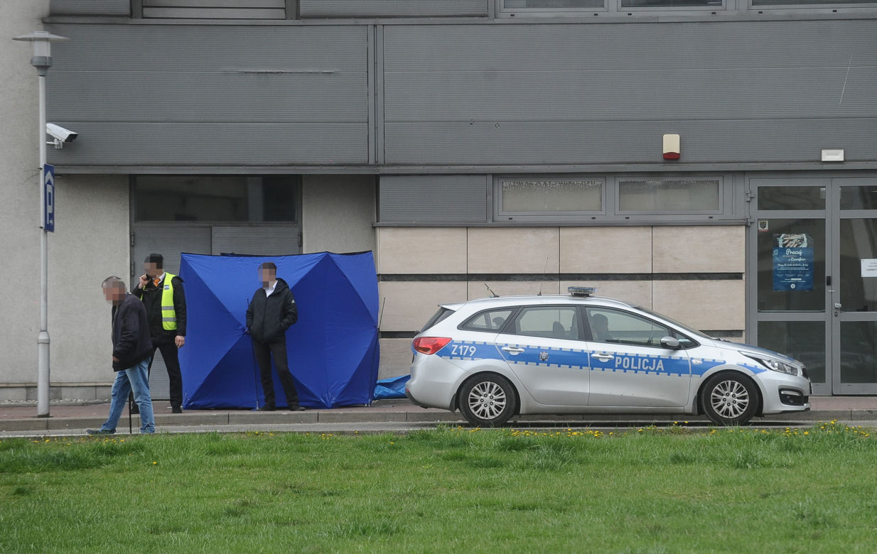  Zwłoki mężczyzny pod galerią handlową na Pradze-Południe
