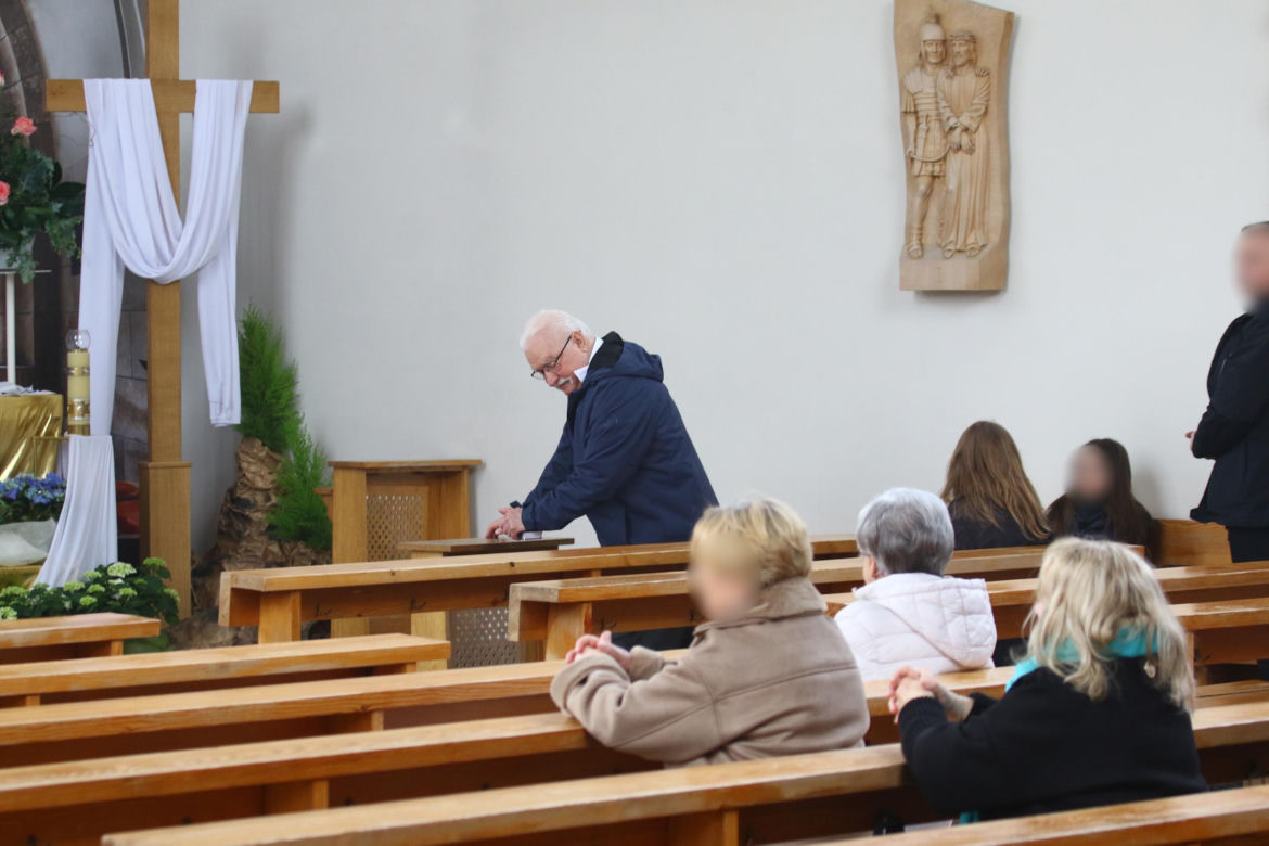 Wiosenny Lech Wałęsa na wielkanocnej mszy