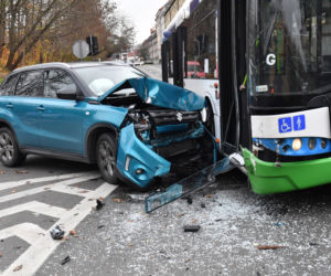 Zderzenie auta osobowego z autobusem