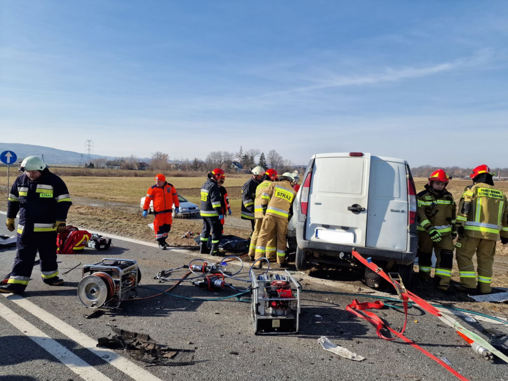 Wojnicz. Dostawczy fiat zderzył się z ciężarówką. Nie żyje 50-letni kierowca