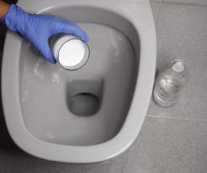 Brytyjscy hydraulicy zalecają wrzucić to do muszli klozetowej. W 1 noc czyści zakamarki muszli z kamienia i przeciwdziała zatykaniu się odpływu. Czyszczenie muszli klozetowej