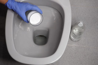 Brytyjscy hydraulicy zalecają wrzucić to do muszli klozetowej. W 1 noc czyści zakamarki muszli z kamienia i przeciwdziała zatykaniu się odpływu. Czyszczenie muszli klozetowej