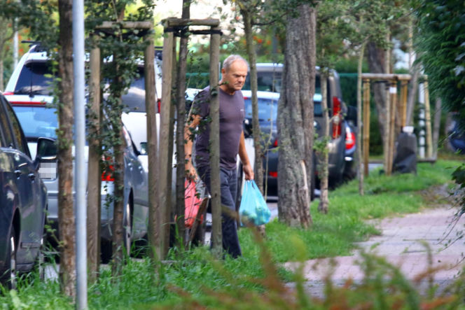 Donald Tusk taszczył siaty z jabłkami