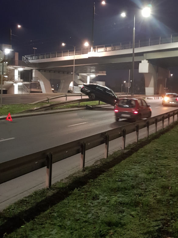 Nietypowy wypadek na Kamiennej w Bydgoszczy! Auto wjechało na barierki! [ZDJĘCIA]