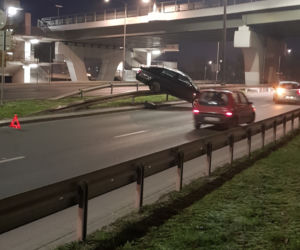 Nietypowy wypadek na Kamiennej w Bydgoszczy! Auto wjechało na barierki! [ZDJĘCIA]
