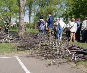 Sad edukacyjny na Antoniuku oficjalnie otwarty. Miasto rozdało tysiąc drzewek owocowych [ZDJĘCIA, AUDIO]