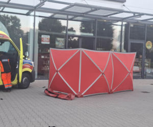 Koszmarny wypadek na parkingu galerii. Nie żyje motocyklista