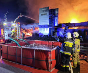 Ogromny pożar tartaku. Strażacy walczyli z żywiołem przez całą noc