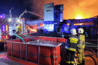 Ogromny pożar tartaku. Strażacy walczyli z żywiołem przez całą noc