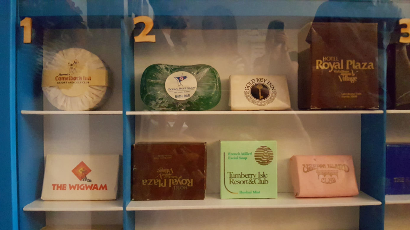 Pokaźna kolekcja mydełek z amerykańskich hoteli trafiła do muzeum w Bydgoszczy