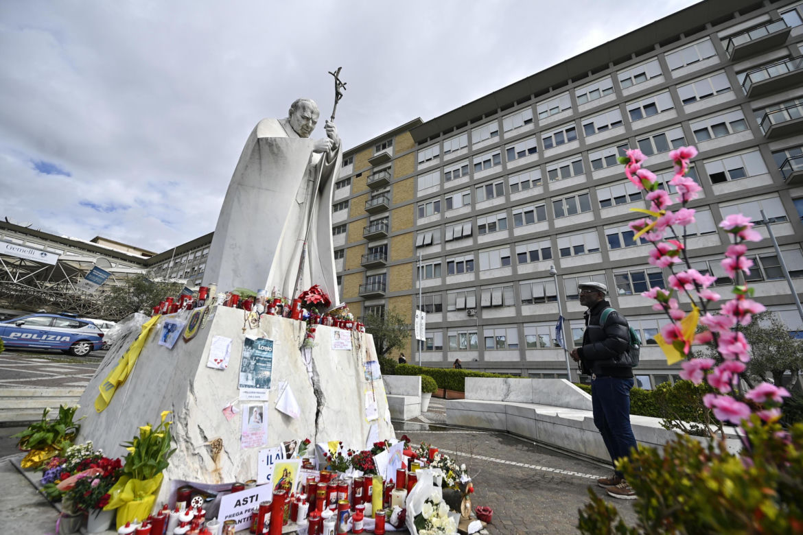 Wierni modlą się o zdrowie Papieża Franciszka