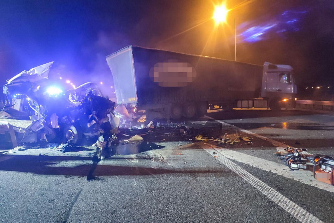Śmiertelny wypadek na A1 pod Łodzią. Ciężarówka zderzyła się z samochodem dostawczym.