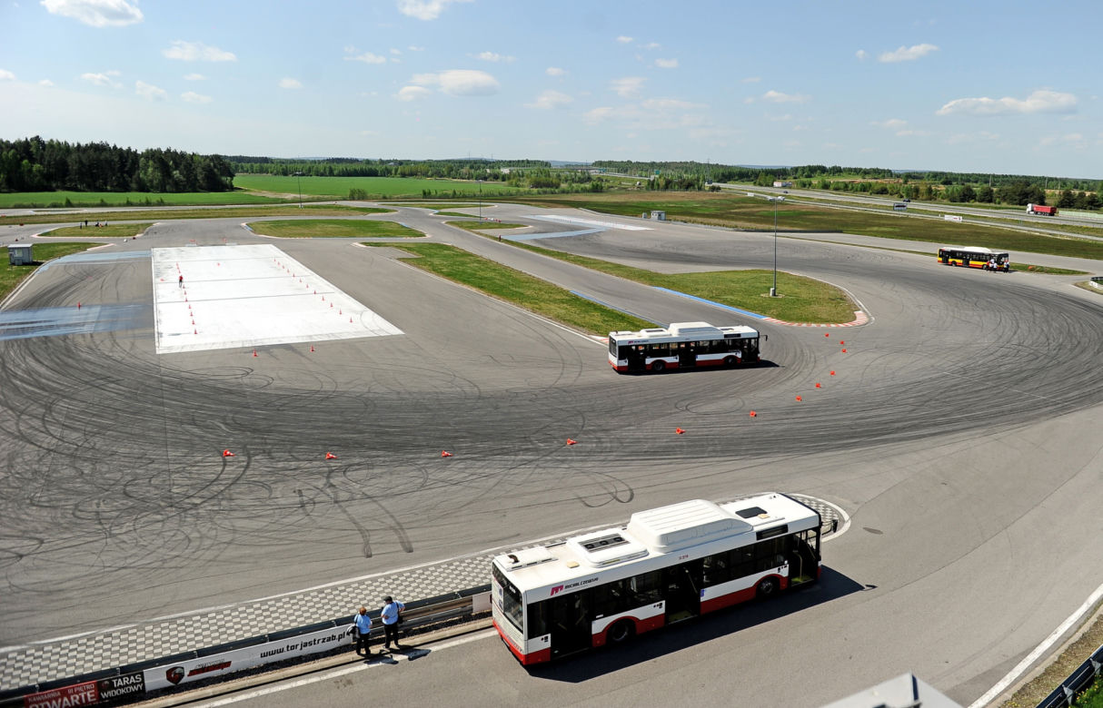 Pachołki latały jak kręgle. Tak wyglądały mistrzostwa kierowców autobusów 