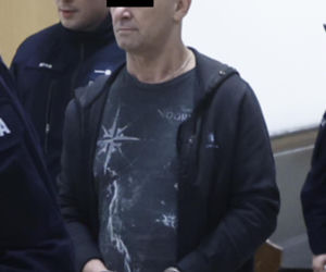 „Sztuczną szczękę wepchnięto jej do gardła”. Przerażające ustalenia. W mieszkaniu w Warszawie znaleziono cztery ciała