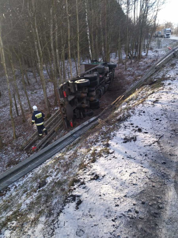 Wypadek na trasie Mrągowo - Piecki. Trzy osoby w szpitalu