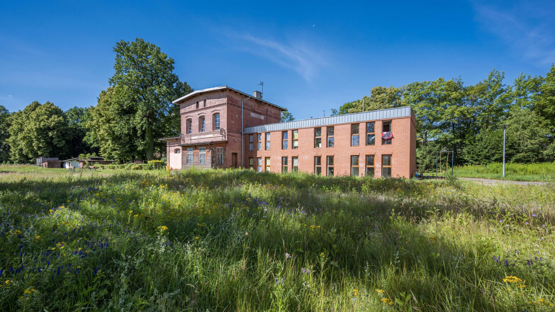 Mieszkania w budynku dworca w Lubomierzu