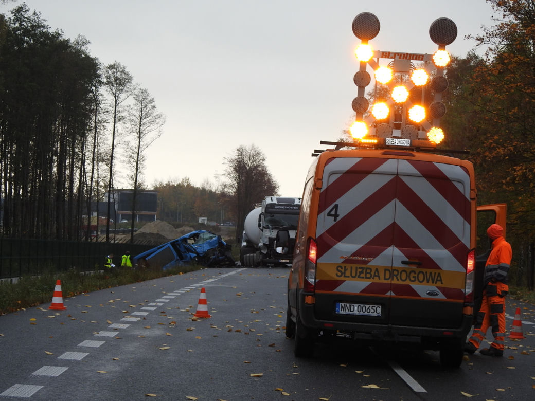 Śmiertelny wypadek na DK50. Zderzyły się dwa samochody. Dwie osoby nie żyją, dwie są ranne