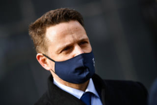 Trzaskowski z koronawirusem w szpitalu. Dostał 10 tysięcy życzeń! Nawet od Wałęsy. Jak się czuje prezydent Warszawy?