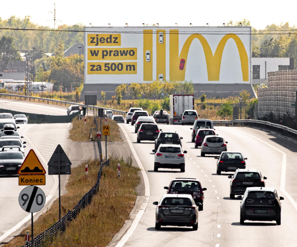 Samochody na drodze ekspresowej obok billboardu McDonald’s. O sprawdzonych miejscach w trasie przeczytasz na SE.