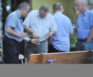 Policjant nie wielbłąd, napić się musi