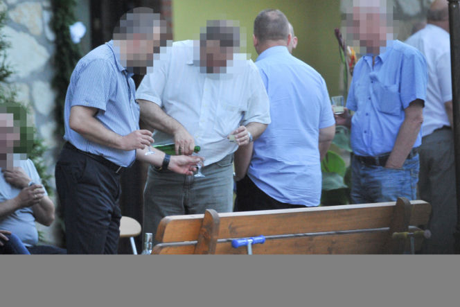 Policjant nie wielbłąd, napić się musi
