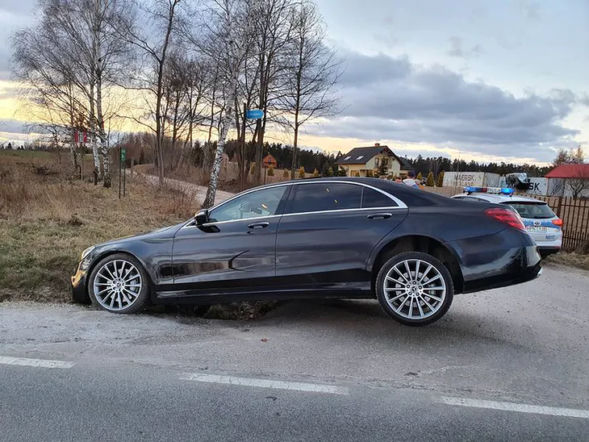 Pijany kierowca porzucił Mercedesa w rowie