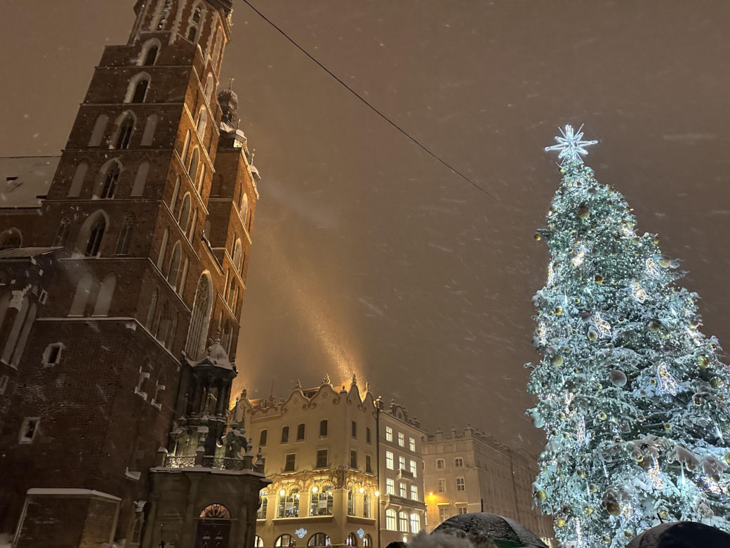 Choinka rozbłysła na Rynku Głównym. Tak wygląda Kraków w zimowej scenerii! 