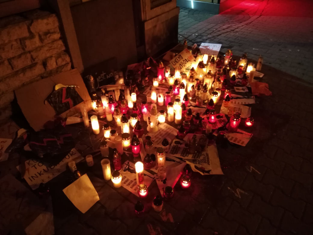 Znicze pod biurami PiS. Tak to wyglądało w Zabrzu