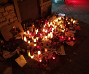 Zabrze. Znicze pod biurami PiS
