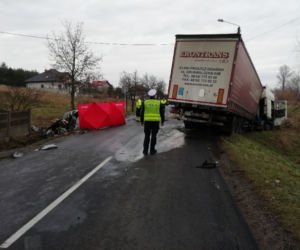 Koszmarny wypadek w Łódzkiem. 32-latek wjechał wprost na czołówkę z tirem