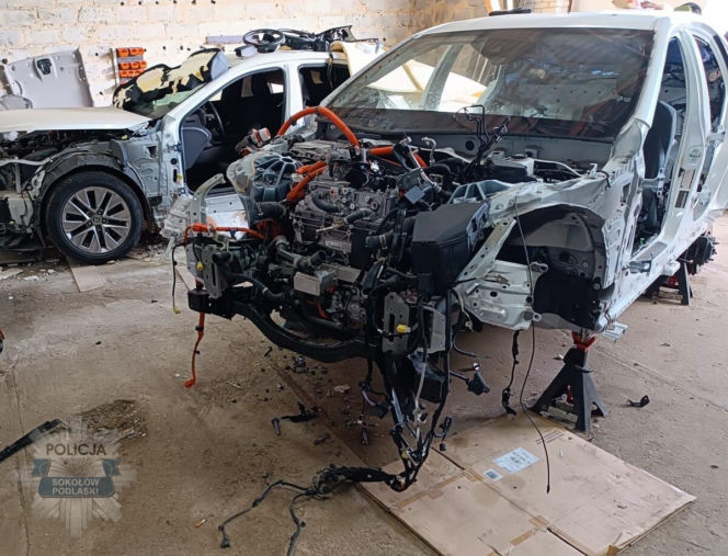 Funkcjonariusze z KPP Sokołów Podlaski zatrzymali na gorącym uczynku dwóch mężczyzn pracujących w dziupli samochodowej