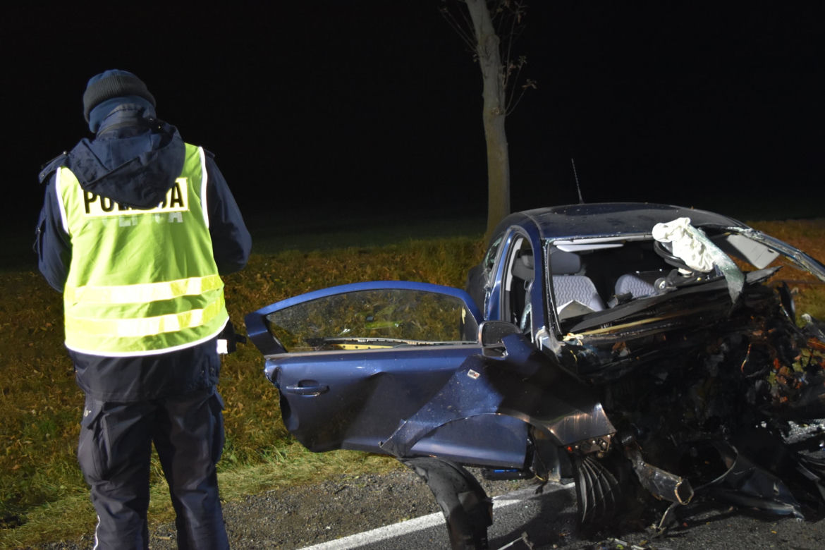 Tragiczna śmierć 26-latka. Z impetem uderzył w drzewo! Dramat pod Śremem
