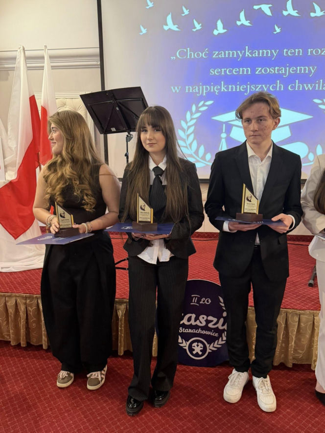 Zakończenie roku szkolnego maturzystów II LO w Starachowicach. Wyjątkowa uroczystość w obiektywie