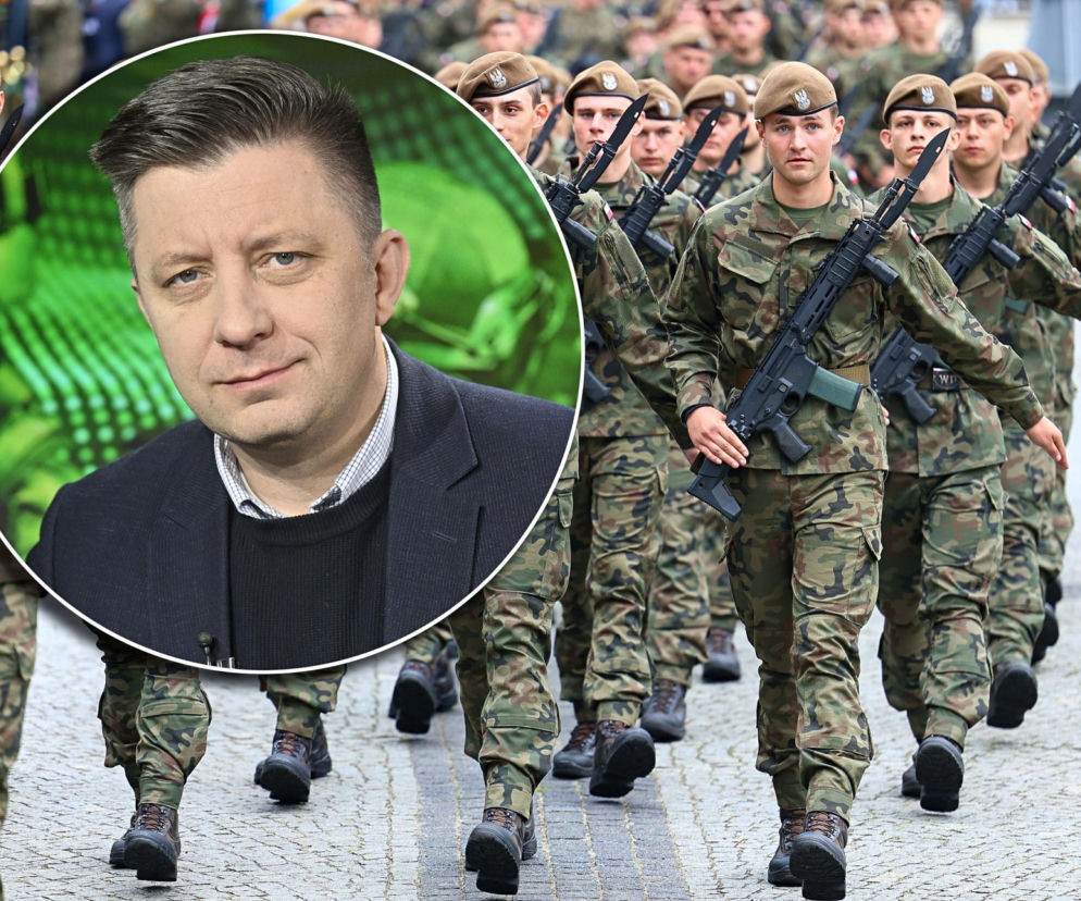 Maszerujący żołnierze z bronią. Na miniaturowym zdjęciu Michał Dworczyk. O szkoleniach dla posłów czytaj w SE Polityka.