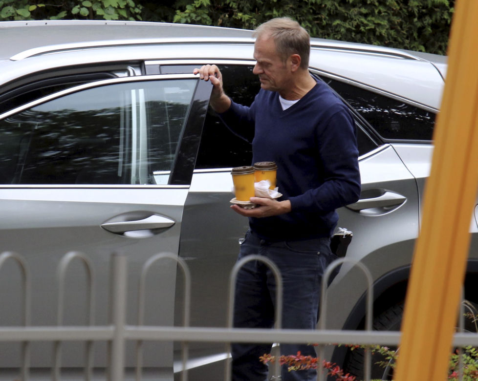 Donald Tusk po porannych zakupach